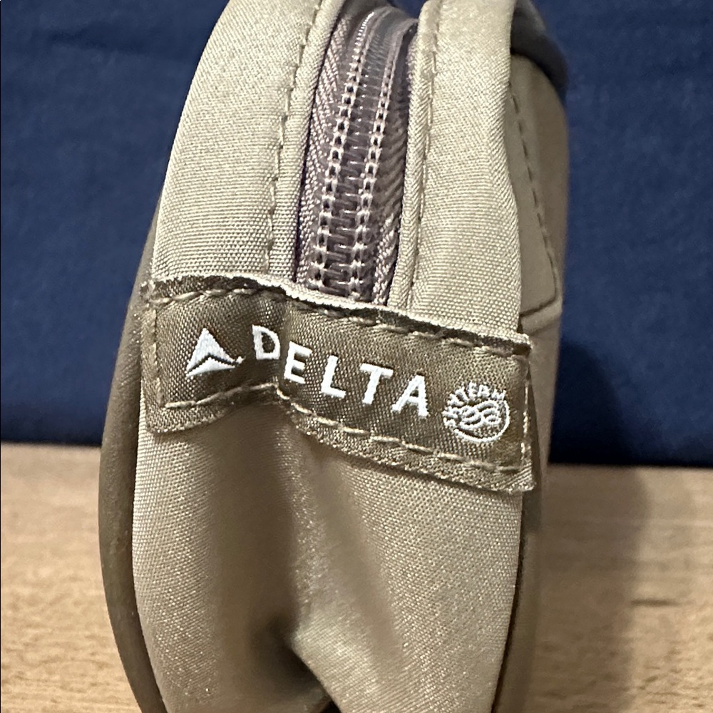Three Delta Airlines travel amenity kit bags - Picture 6 of 6